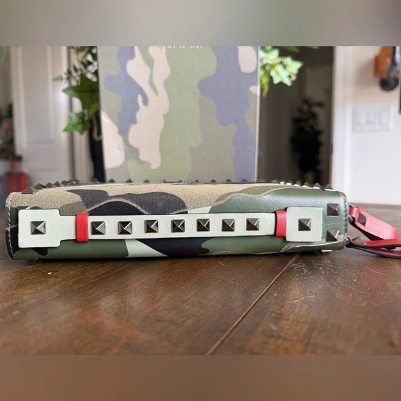 🌟🌟SOLD🌟🌟EUC Valentino Nappa Canvas Camouflage Rockstud Organizer Wallet - Picture 6 of 12